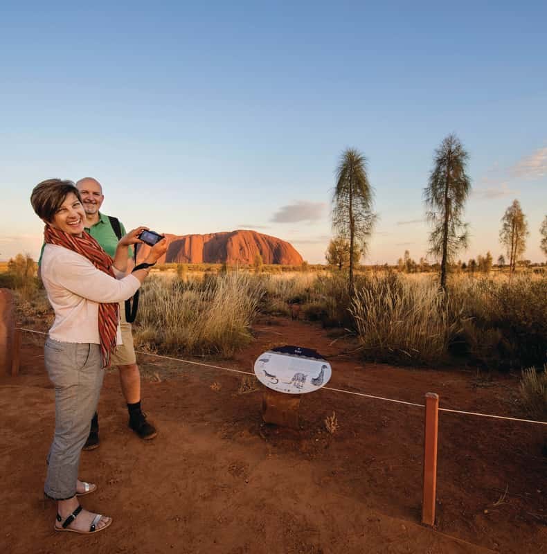 Yulara: Uluru Sunrise and Kata Tjuta Day Trip by Bus